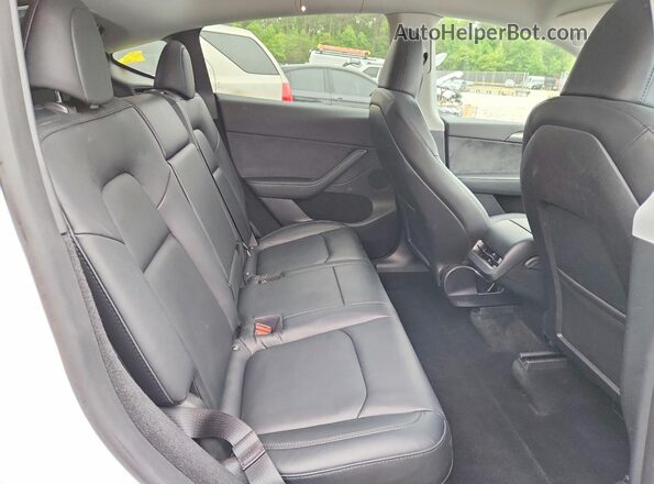 7SAYGDEEXPA060924 2023 TESLA MODEL White Widok wnętrza z tyłu