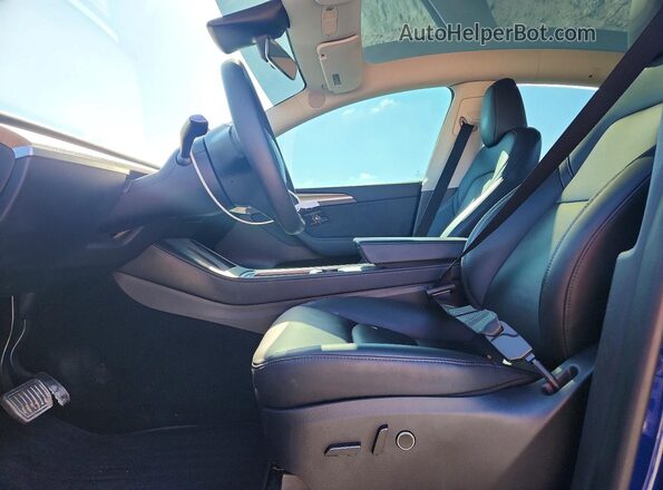 7SAYGDEEXPA068232 2023 TESLA MODEL Blue Front interior view