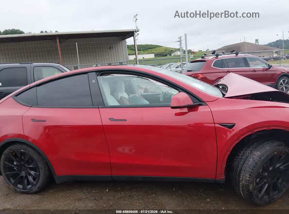 7SAYGDEEXPF865275 2023 TESLA MODEL Y Red Widok wnętrza z tyłu