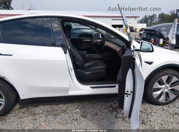 7SAYGDEEXRA219721 2024 TESLA MODEL Y White Vista interior delantera