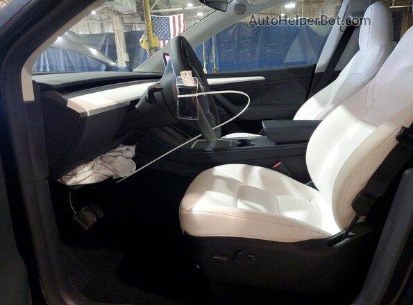 7SAYGDEEXRA278056 2024 TESLA MODEL Gray Вид салону спереду