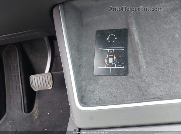 7SAYGDEEXTF391242 2026 TESLA MODEL Y Light Blue Вид панели приборов