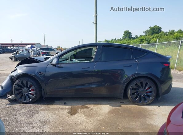 7SAYGDEF0RF052491 2024 TESLA MODEL Y Gray Widok wnętrza z tyłu