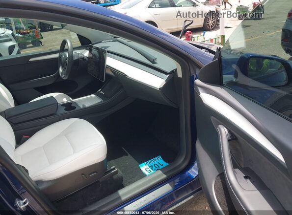 7SAYGDEF1NF562617 2022 TESLA MODEL Y Blue Front interior view