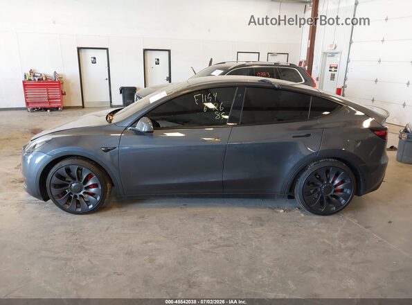 7SAYGDEF1PF646519 2023 TESLA MODEL Y Gray Widok wnętrza z tyłu