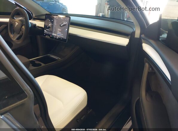 7SAYGDEF1PF646519 2023 TESLA MODEL Y Gray Widok wnętrza z przodu