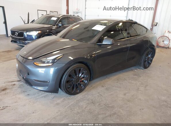 7SAYGDEF1PF646519 2023 TESLA MODEL Y Gray Przód lewy