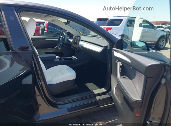 7SAYGDEF2SF311570 2025 TESLA MODEL Y Черный Вид салона спереди
