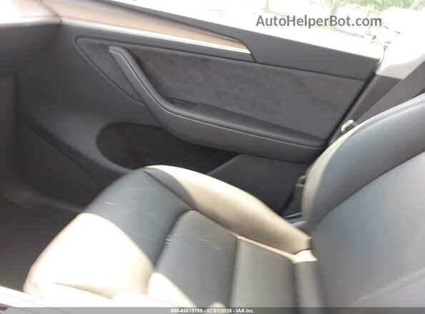 7SAYGDEF3SA345045 2025 TESLA MODEL Y Серый Вид салона спереди