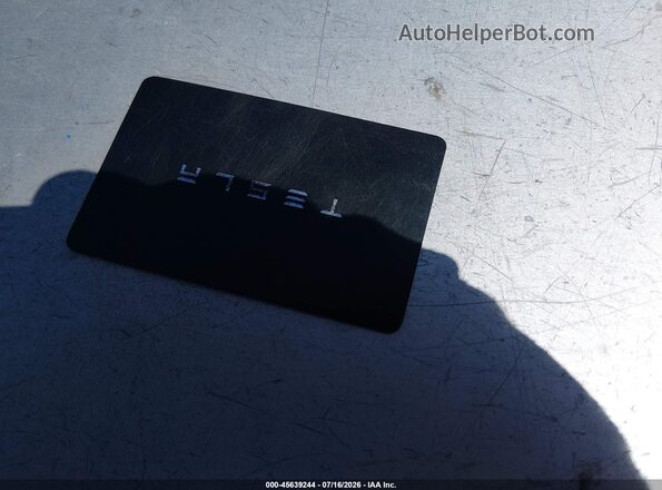 7SAYGDEF4PF606371 2023 TESLA MODEL Y Red Vista del salpicadero