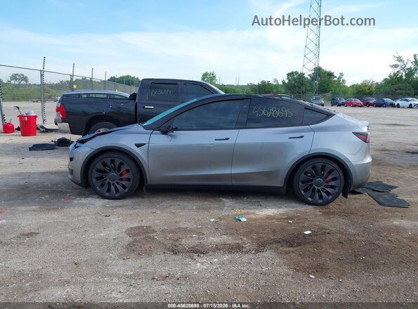 7SAYGDEF5RA309948 2024 TESLA MODEL Y Gray Vista interior trasera
