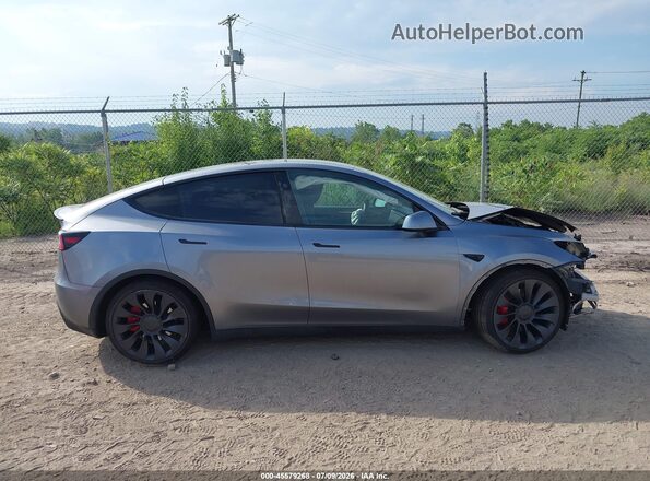 7SAYGDEF6RA320277 2024 TESLA MODEL Y Gray Widok wnętrza z tyłu