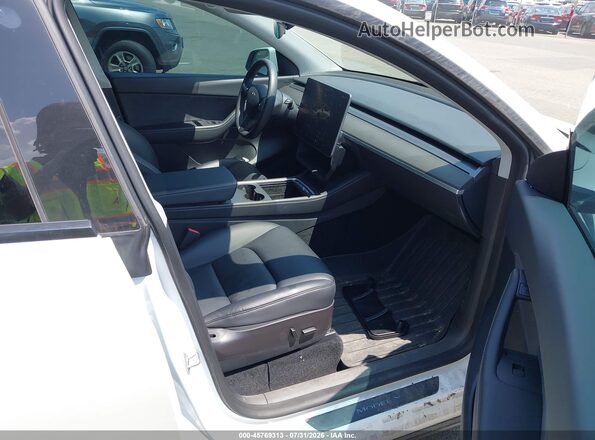 7SAYGDEF8NF455418 2022 TESLA MODEL Y White Vista interior delantera