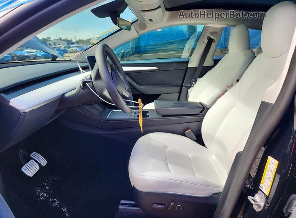 7SAYGDEF8RF039777 2024 TESLA MODEL Black წინა სალონის ხედი
