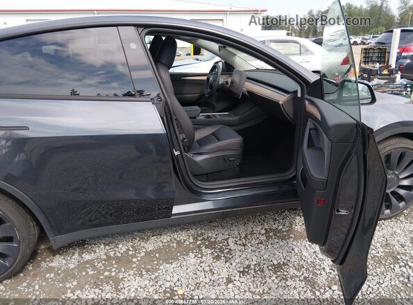 7SAYGDEF8SF265212 2025 TESLA MODEL Y Gray წინა სალონის ხედი