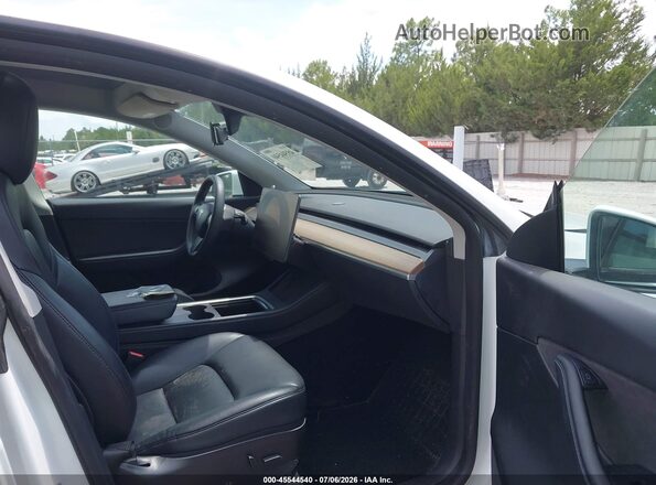 7SAYGDEF9NF414666 2022 TESLA MODEL Y White Widok wnętrza z przodu