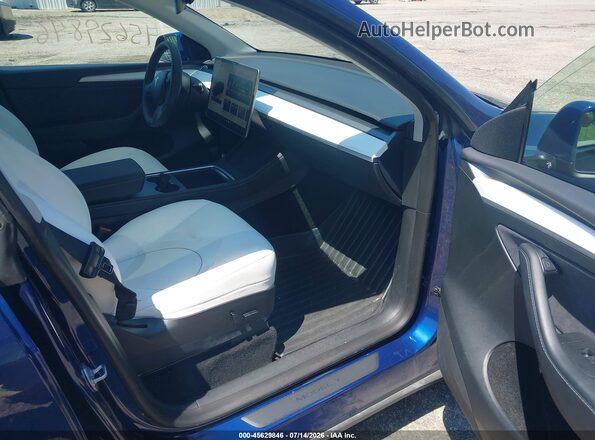 7SAYGDEF9PF645733 2023 TESLA MODEL Y Blue Widok wnętrza z przodu