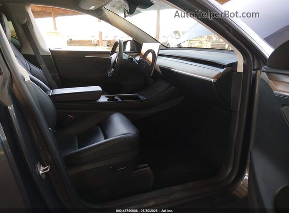 7SAYGDEFXPF916587 2023 TESLA MODEL Y Gray Вид салону спереду