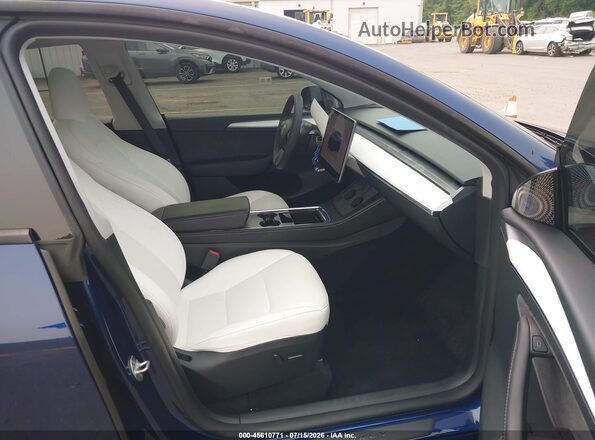 7SAYGDEFXRF026156 2024 TESLA MODEL Y Blue Vista interior delantera