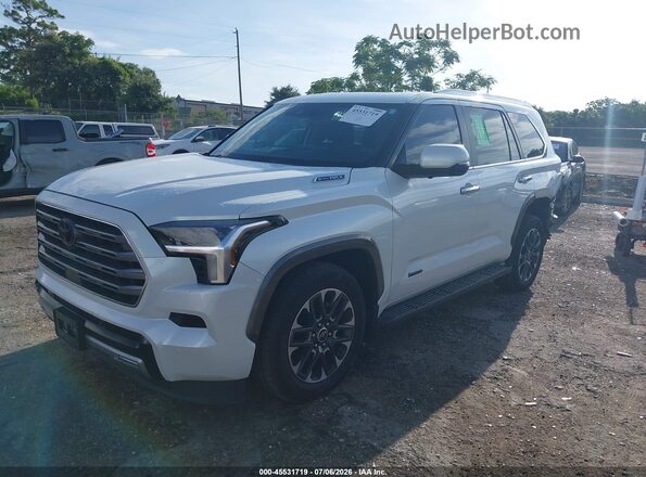 7SVAAABA0RX032213 2024 TOYOTA SEQUOIA White Vista tres cuartos delantera izquierda