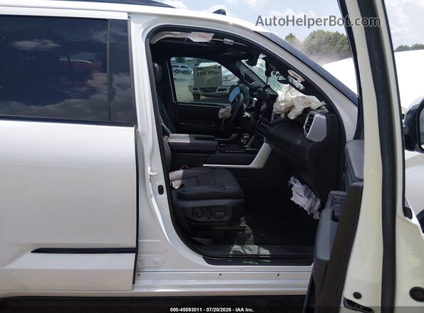 7SVAAABA4PX018280 2023 TOYOTA SEQUOIA Белый Вид салона спереди