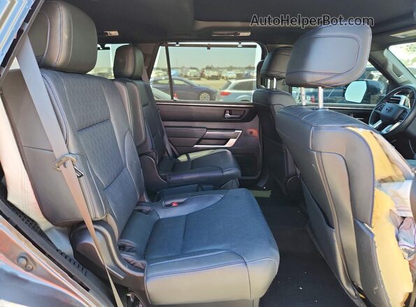 7SVAAABA6RX044043 2024 TOYOTA SEQUOIA Gray უკანა სალონის ხედი