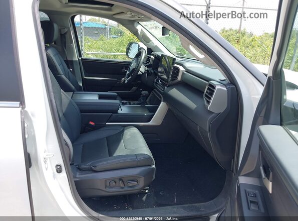 7SVAAABA9RX030248 2024 TOYOTA SEQUOIA White Widok wnętrza z przodu