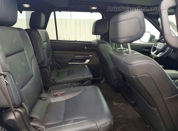 7SVAAABAXSX065581 2025 TOYOTA SEQUOIA Silver უკანა სალონის ხედი