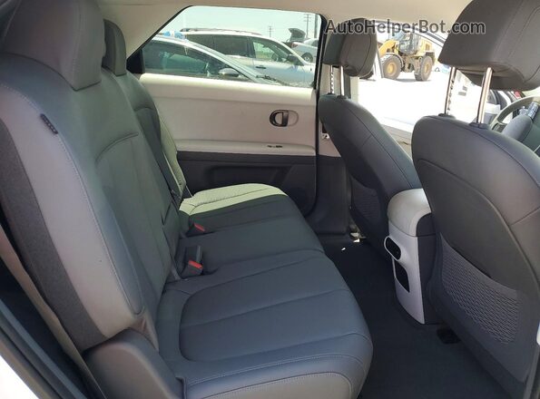 7YAKN4DA0SY028396 2025 HYUNDAI IONIQ White Widok tylnych siedzeń