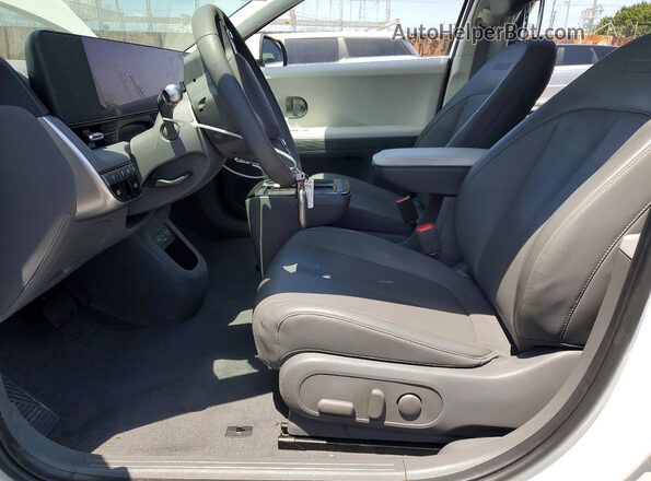 7YAKN4DA0SY028396 2025 HYUNDAI IONIQ White Widok wnętrza z przodu