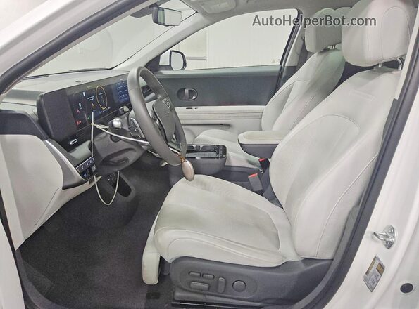 7YAKR4DA1SY038617 2025 HYUNDAI IONIQ White Widok wnętrza z przodu