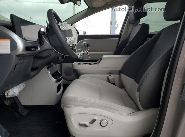 7YAMS5S10TY010413 2026 HYUNDAI IONIQ Silver Widok wnętrza z przodu