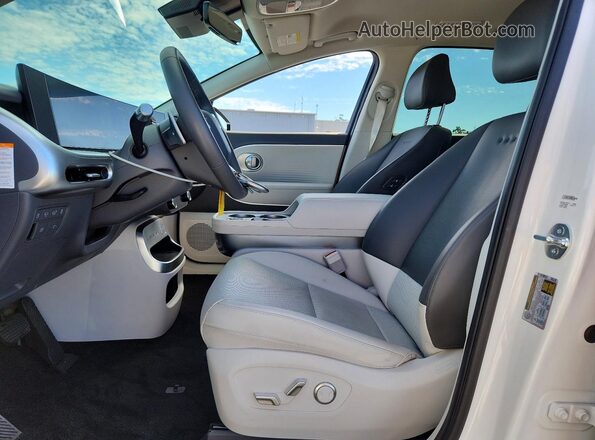 7YAMUFS37TY006540 2026 HYUNDAI IONIQ White Front interior view