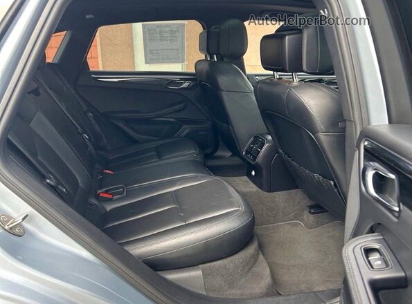 WP1AB2A56HLB10242 2017 PORSCHE MACAN Silver Front interior view