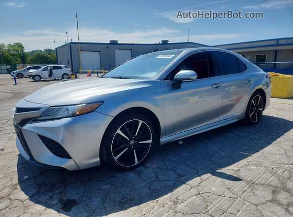 4T1B61HK8JU067129 2018 TOYOTA CAMRY Silver უკანა მარცხენა