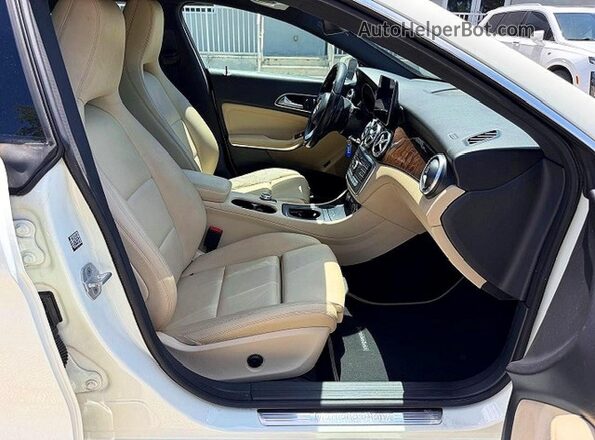 WDDSJ4EB0JN570193 2018 MERCEDES-BENZ CLA-CLASS White Vista del salpicadero