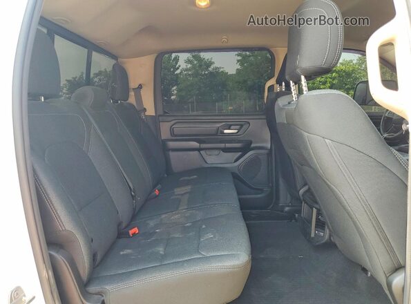 1C6SRFNT4KN662777 2019 RAM 1500 White Widok wnętrza z tyłu