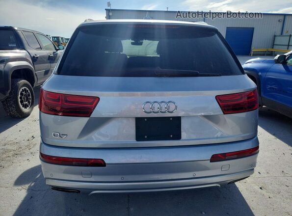 WA1AAAF73KD013939 2019 AUDI Q7 Silver Front interior view