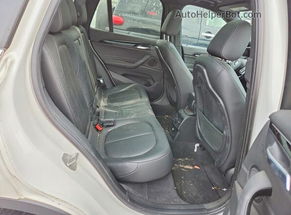 WBXHU7C31J5H42519 2018 BMW X1 White Vista del compartimento del motor