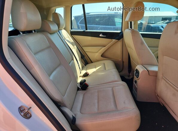 WVGBV7AXXHW510908 2017 VOLKSWAGEN TIGUAN Белый Вид задней части салона