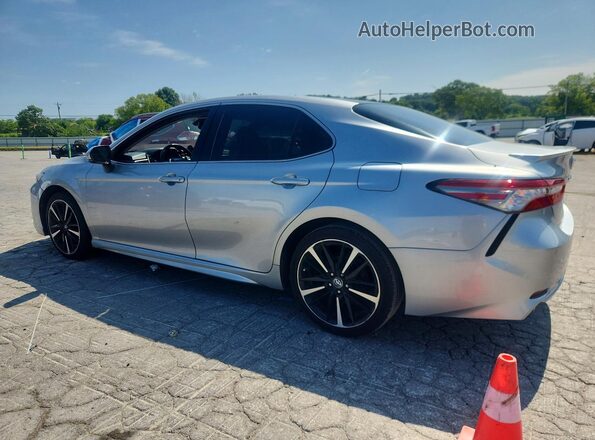 4T1B61HK8JU067129 2018 TOYOTA CAMRY Silver უკანა მარჯვენა