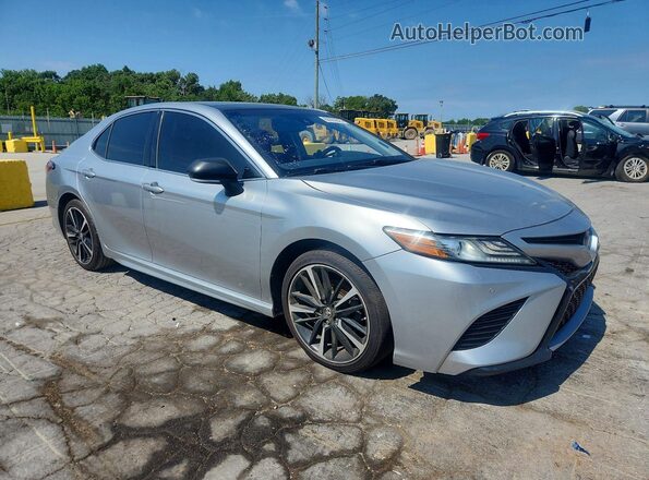 4T1B61HK8JU067129 2018 TOYOTA CAMRY Silver წინა ხედი