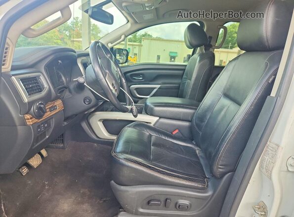 1N6AA1E62HN537775 2017 NISSAN TITAN Белый Вид панели приборов