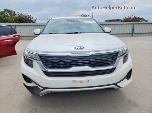KNDEUCAA1M7043259 2021 KIA SELTOS Белый Вид сзади