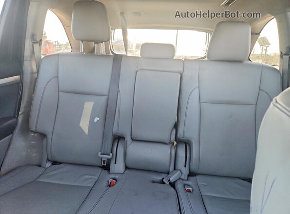 5TDJZRFH3KS940661 2019 TOYOTA HIGHLANDER Зеленый Вид задней части салона