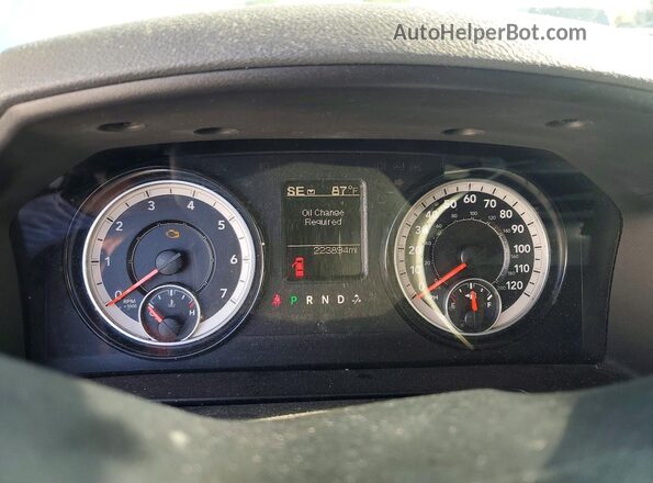 1C6RR6GG1JS126853 2018 RAM 1500 Серебряный Вид задних сидений