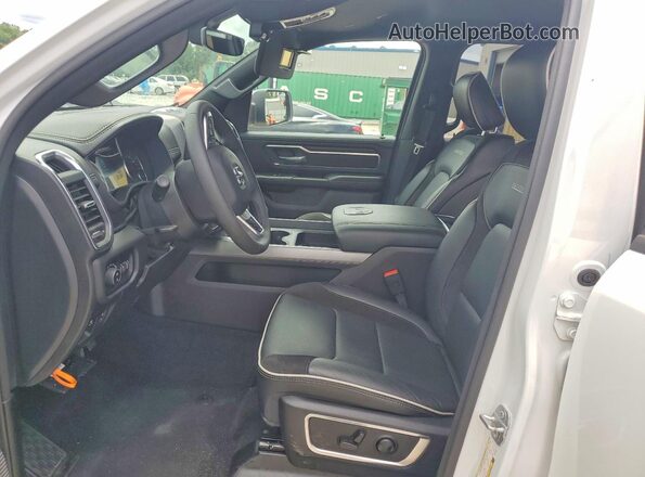 3C6SRFJP8T4167910 2026 RAM 1500 White Widok deski rozdzielczej