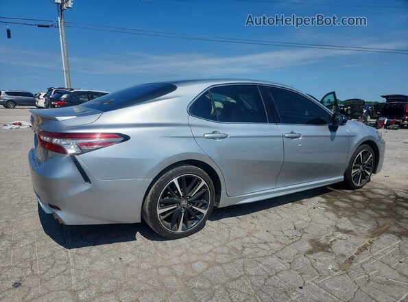4T1B61HK8JU067129 2018 TOYOTA CAMRY Silver წინა მარჯვენა