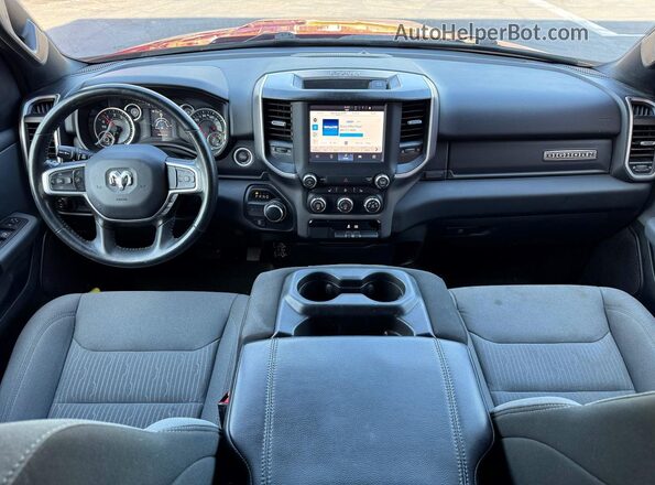1C6RREBG8PN592935 2023 RAM 1500 Red Vista de los asientos traseros