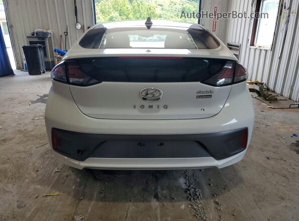 KMHC75LJ0MU077956 2021 HYUNDAI IONIQ Белый Вид салона спереди
